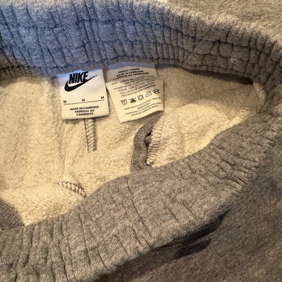 Youth Nike Club Fleece jogger Sweatpants in gray. Size M - Picture 2 of 2